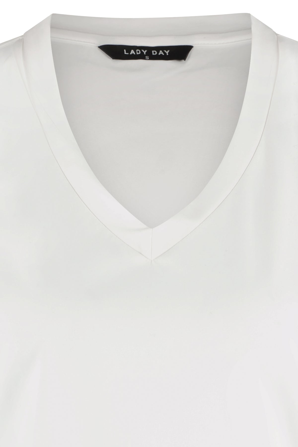 Lady Day Travel T-shirt Tyler Offwhite met zachte stof en comfortabele pasvorm, zichtbaar op model.