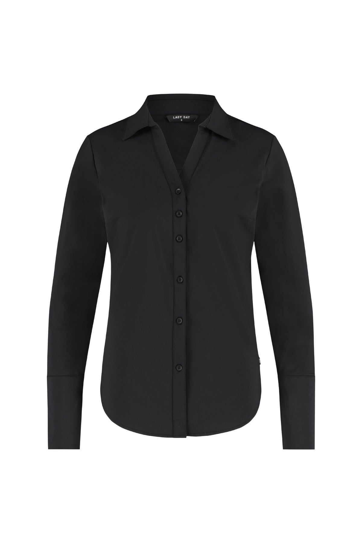 Zwarte Lady Day Travel Blouse Suzy, getailleerd met knoopdetails, gedragen door een model, voor een stijlvolle look.