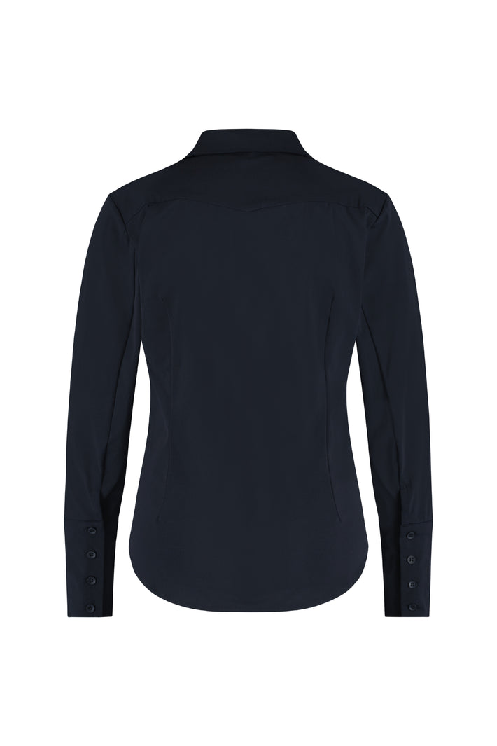 Blauwe reisblouse Lady Day Suzy L27-375-0011, close-up van de stof en details, geschikt voor reizen en casual dragen.