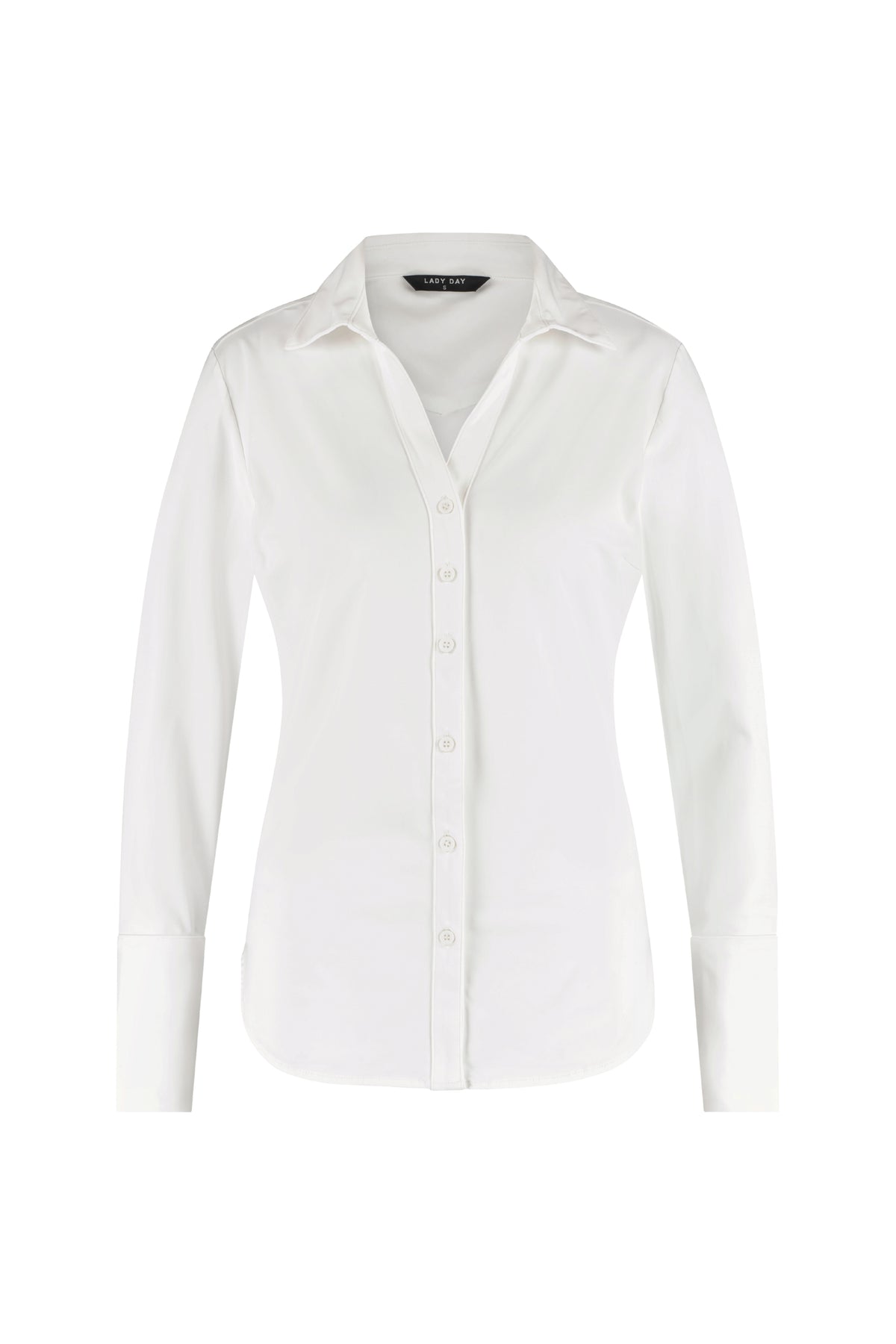 Lichte offwhite travel blouse Suzy van Lady Day, getailleerd met knoopdetails en korte mouwen, gedragen door een model.