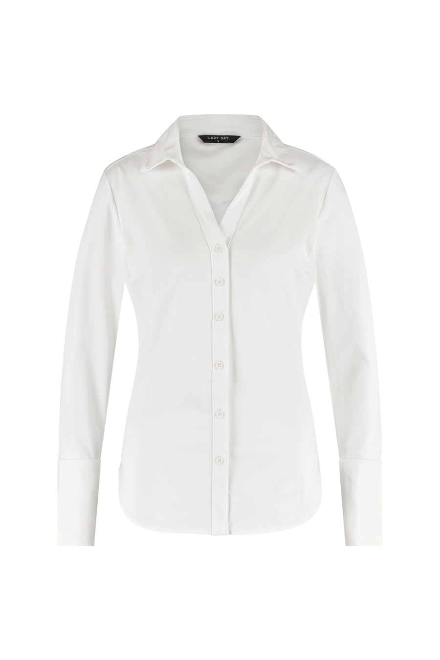 Lichte offwhite travel blouse Suzy van Lady Day, getailleerd met knoopdetails en korte mouwen, gedragen door een model.