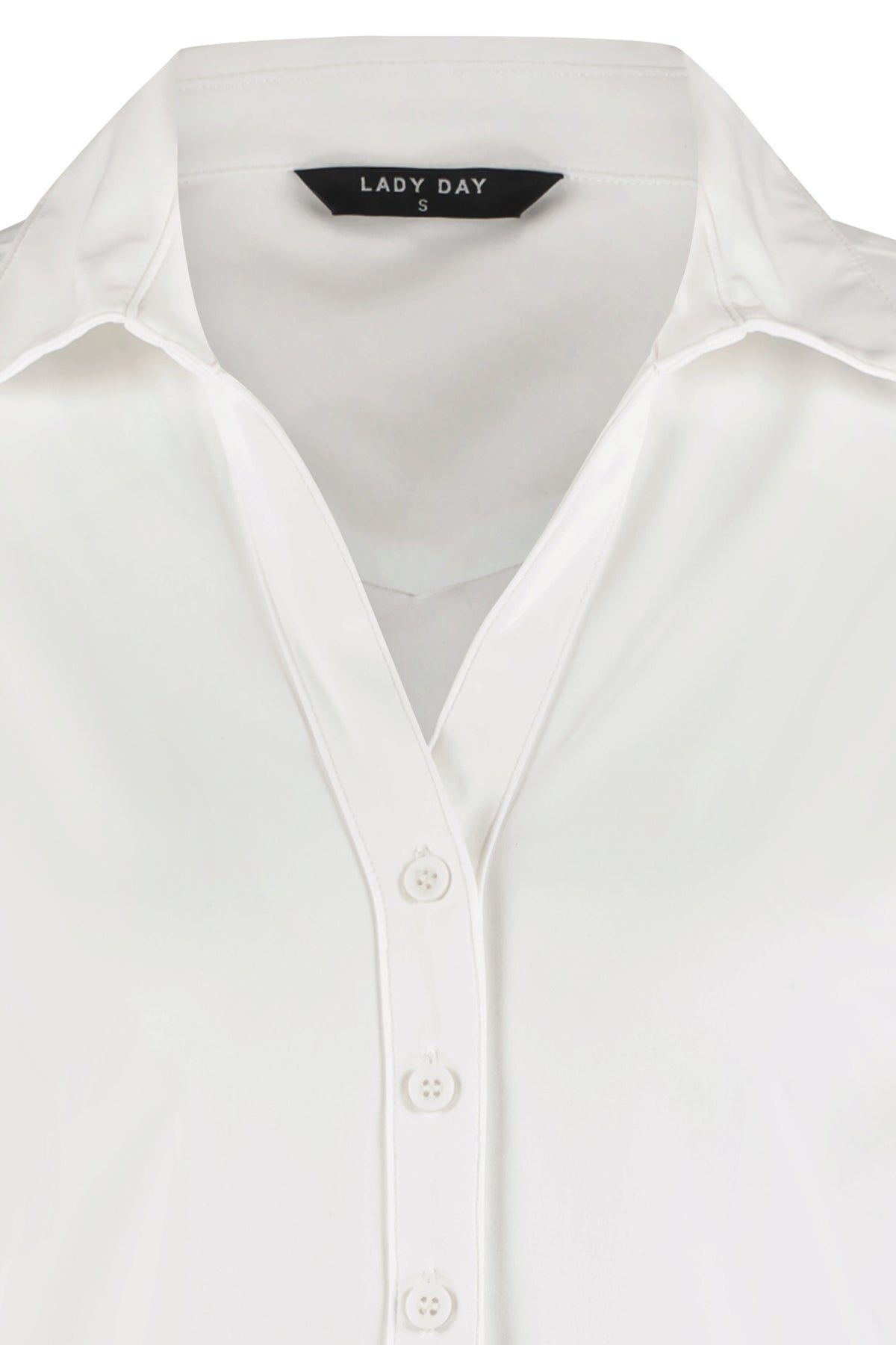 Lady Day travel blouse Suzy in offwhite, L27-375-0011, met elegante pasvorm en comfortabele stof, zichtbaar in de afbeelding.