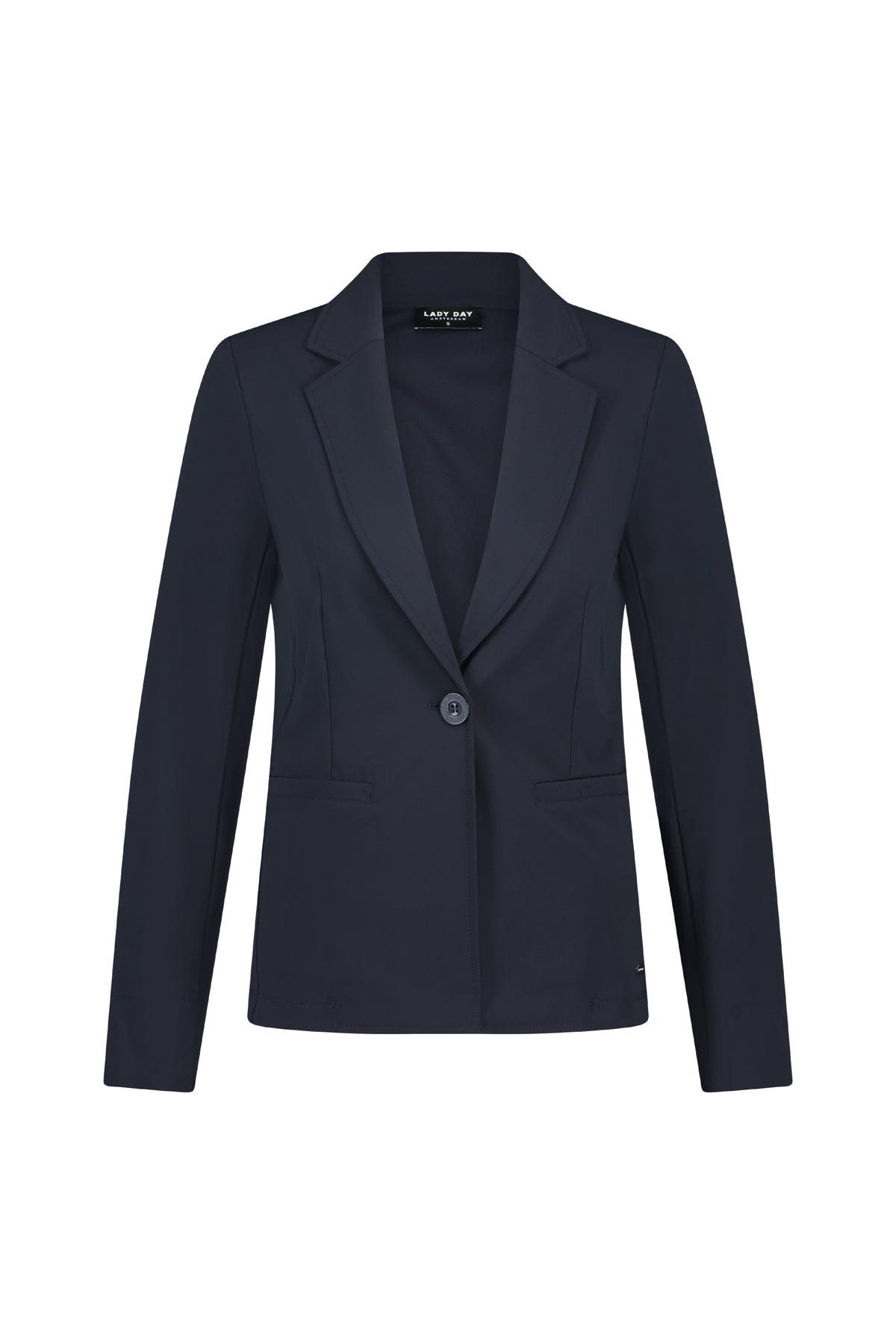 Lady Day travel blazer Billy blauw, stijlvolle damesblazer met nette pasvorm en klassieke stijl, zichtbaar in de afbeelding.