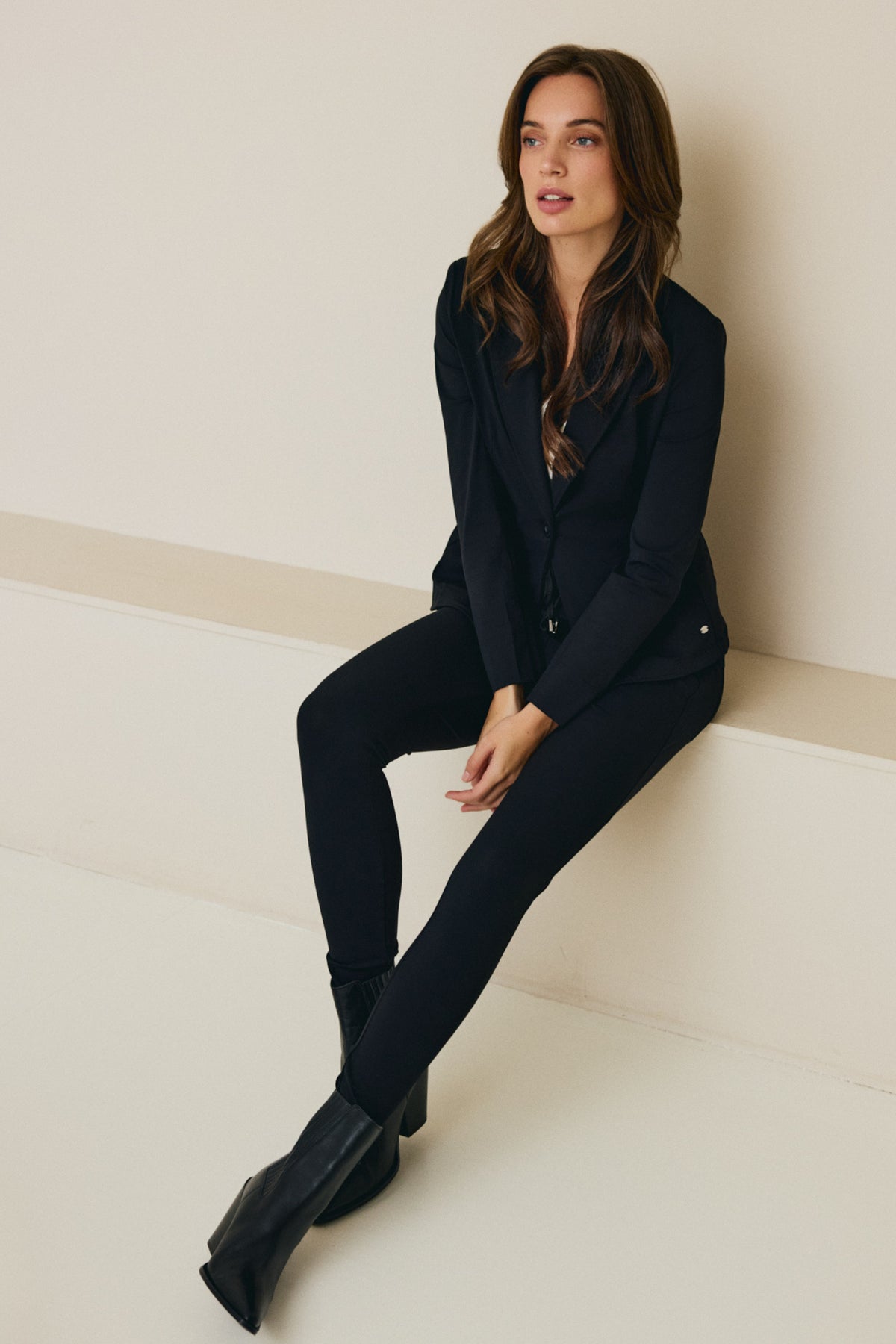 Lady Day travel blazer Billy blauw met knoopsluiting en stijlvolle pasvorm, gedragen door model in deze afbeelding.