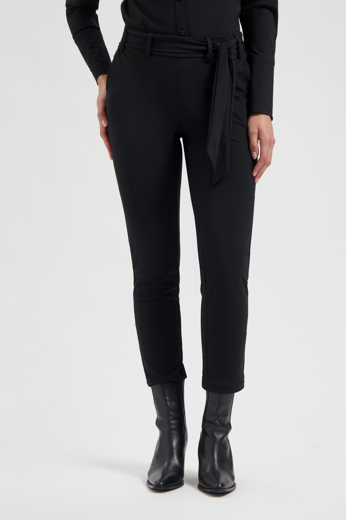 Zwarte travelbroek Lady Day Tokyo, comfortabele pasvorm, zichtbaar op de afbeelding.