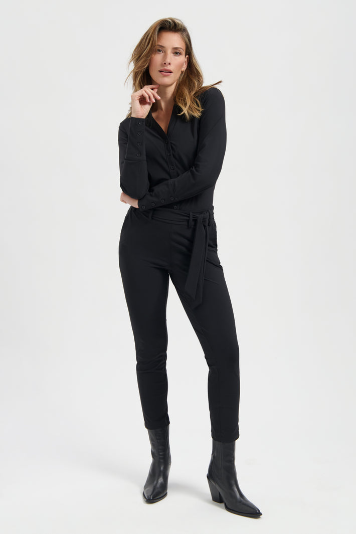 Zwarte Lady Day reisbroek Tokyo, comfortabele pasvorm, zichtbaar op de afbeelding met details van de stof en snit.