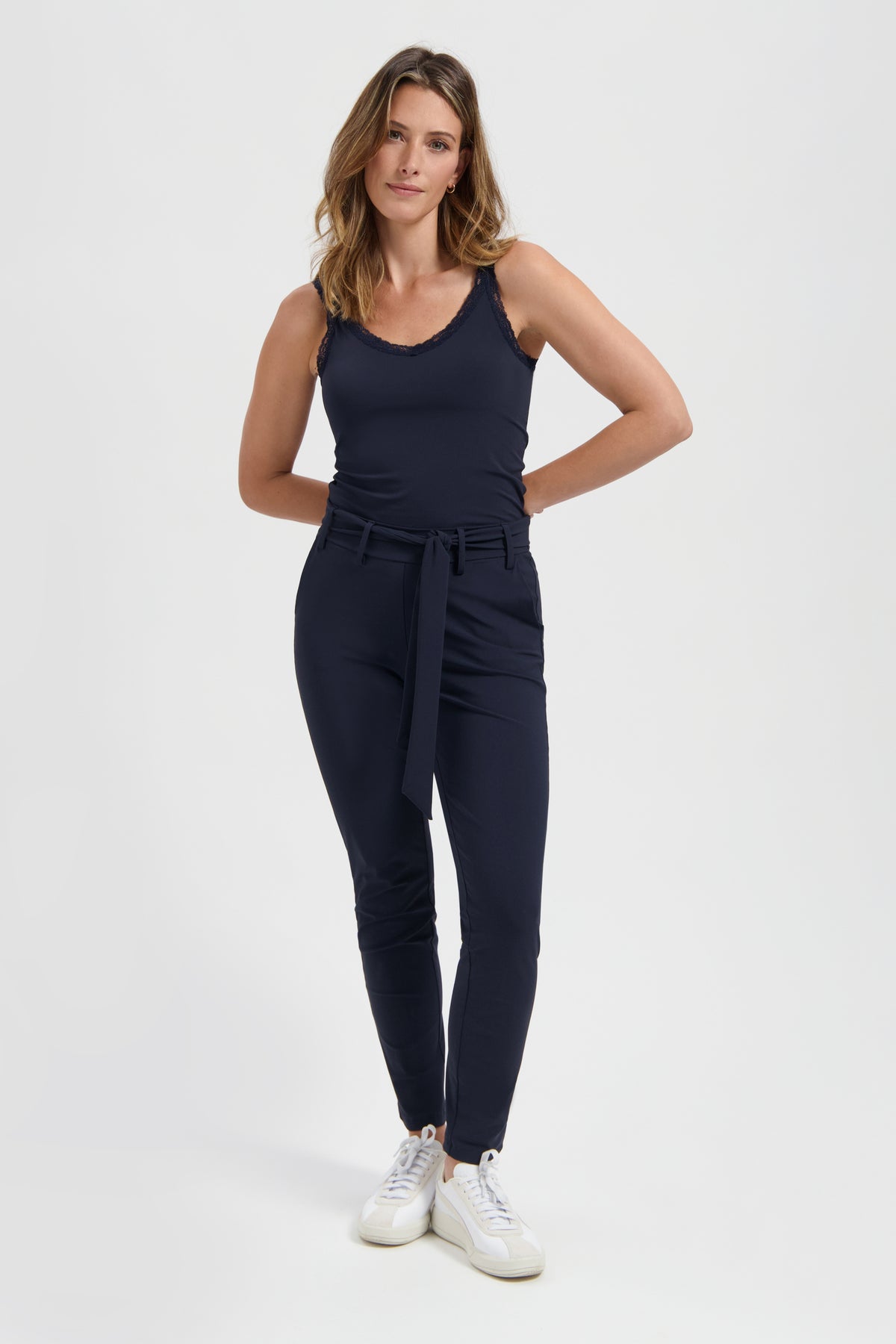 Ladys Day reisbroek Tokyo blauw met elastische taille en comfortabele pasvorm, geschikt voor dagelijks gebruik.