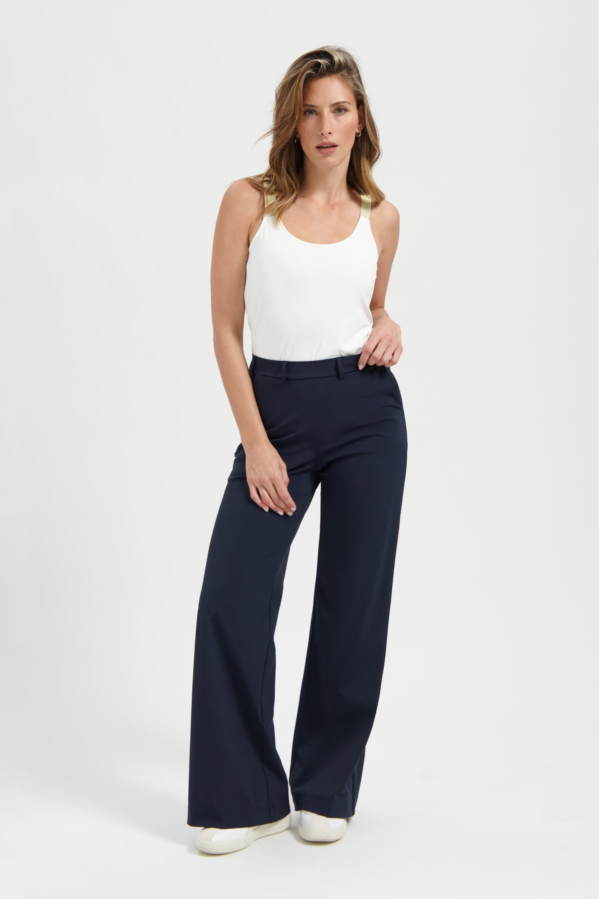 Lady Day reishose in blauw met comfortabele pasvorm en zakken, model Larissa, geschikt voor reizen en casual gebruik.