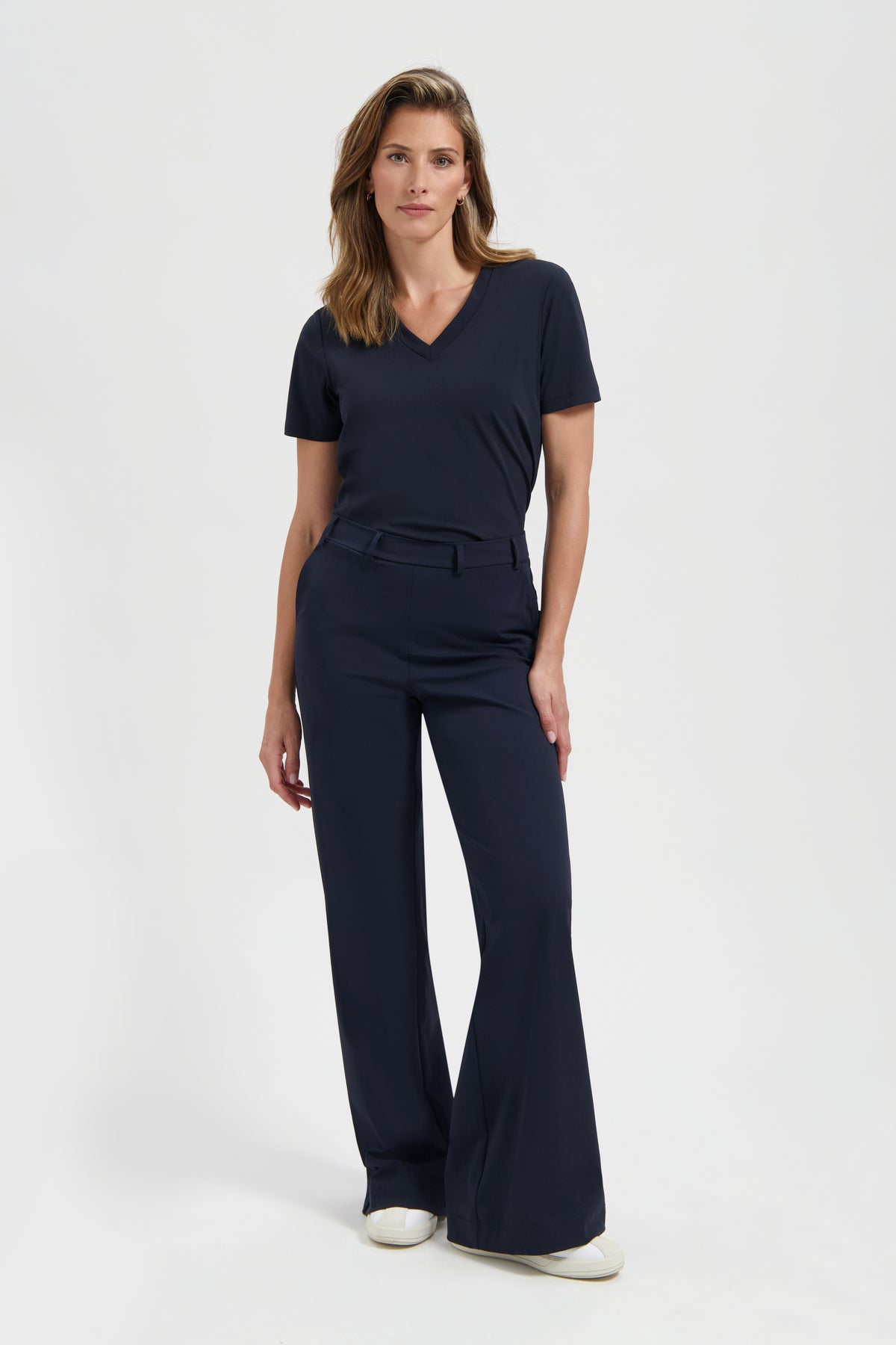 Lady Day reisbroek in blauw met comfortabele pasvorm en modieuze uitstraling, zichtbaar in de afbeelding.