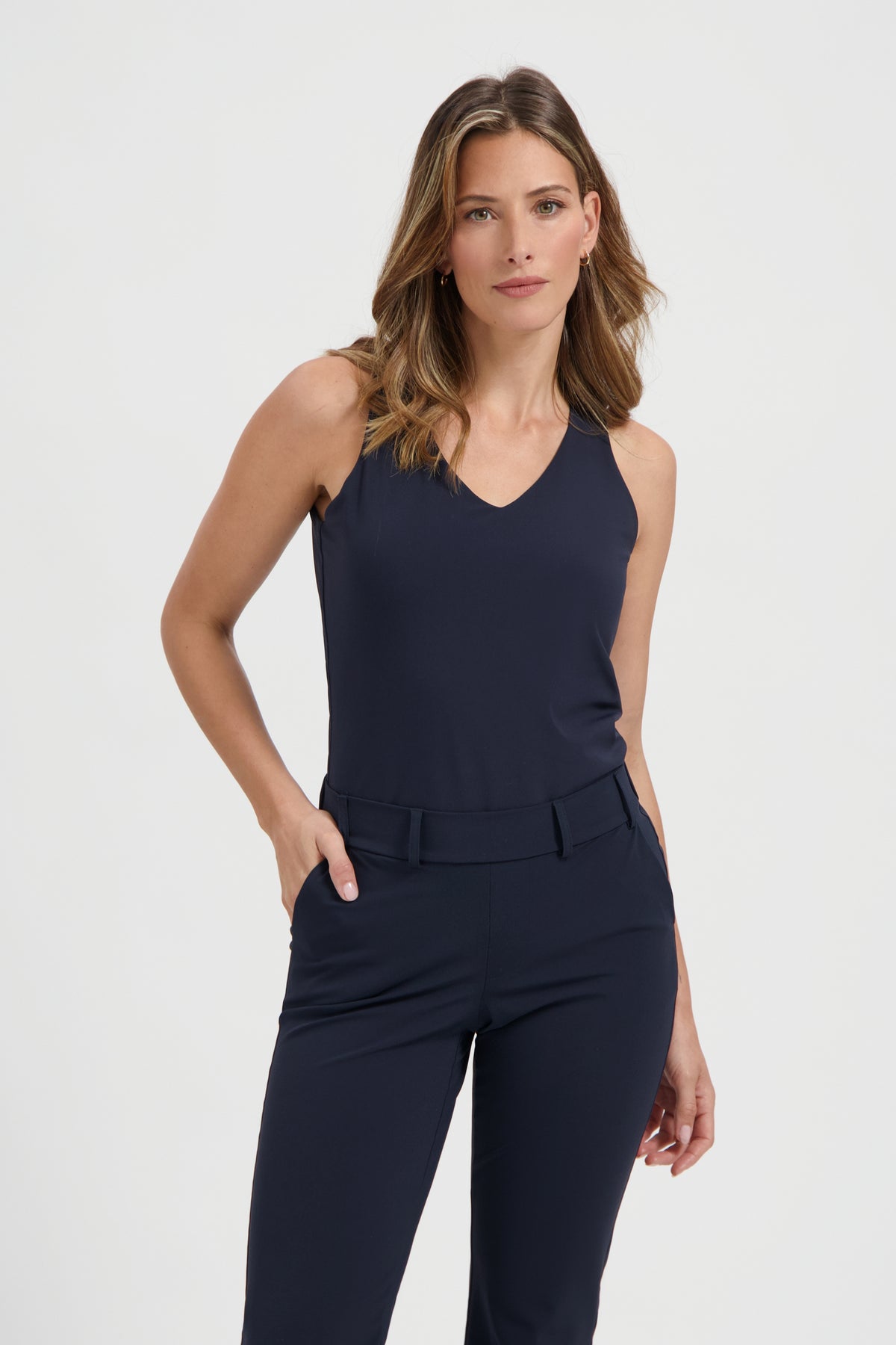 Lieve dames reisbroek Lady Day Poppy blauw, comfortabele pasvorm, modieuze uitstraling, close-up van de stof en details