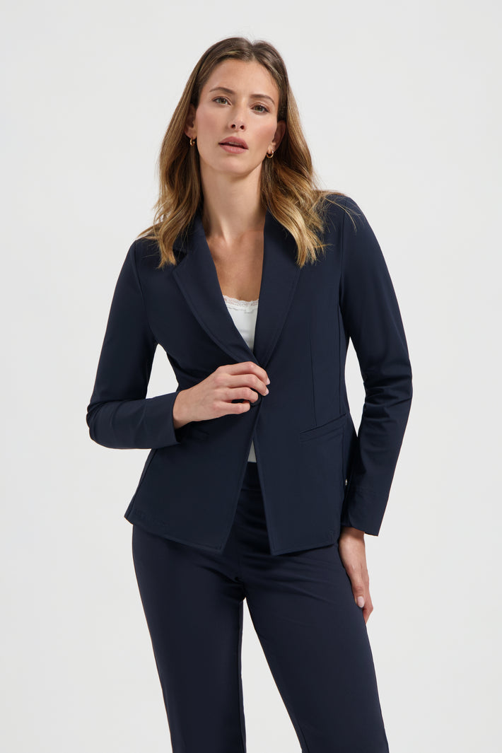 Lacy offwhite travel top van Lady Day met elegante details en comfortabele pasvorm, zichtbaar in de afbeelding.