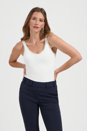 Ladytop van Lady Day, offwhite lace travel top met delicate details en comfortabele pasvorm, zichtbaar op de afbeelding.