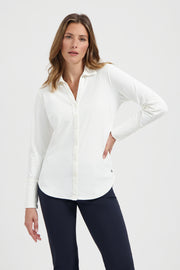 Ladysday Travel Blouse Suzy in offwhite, L27-375-0011, getailleerd met elegante stoffen en lange mouwen.