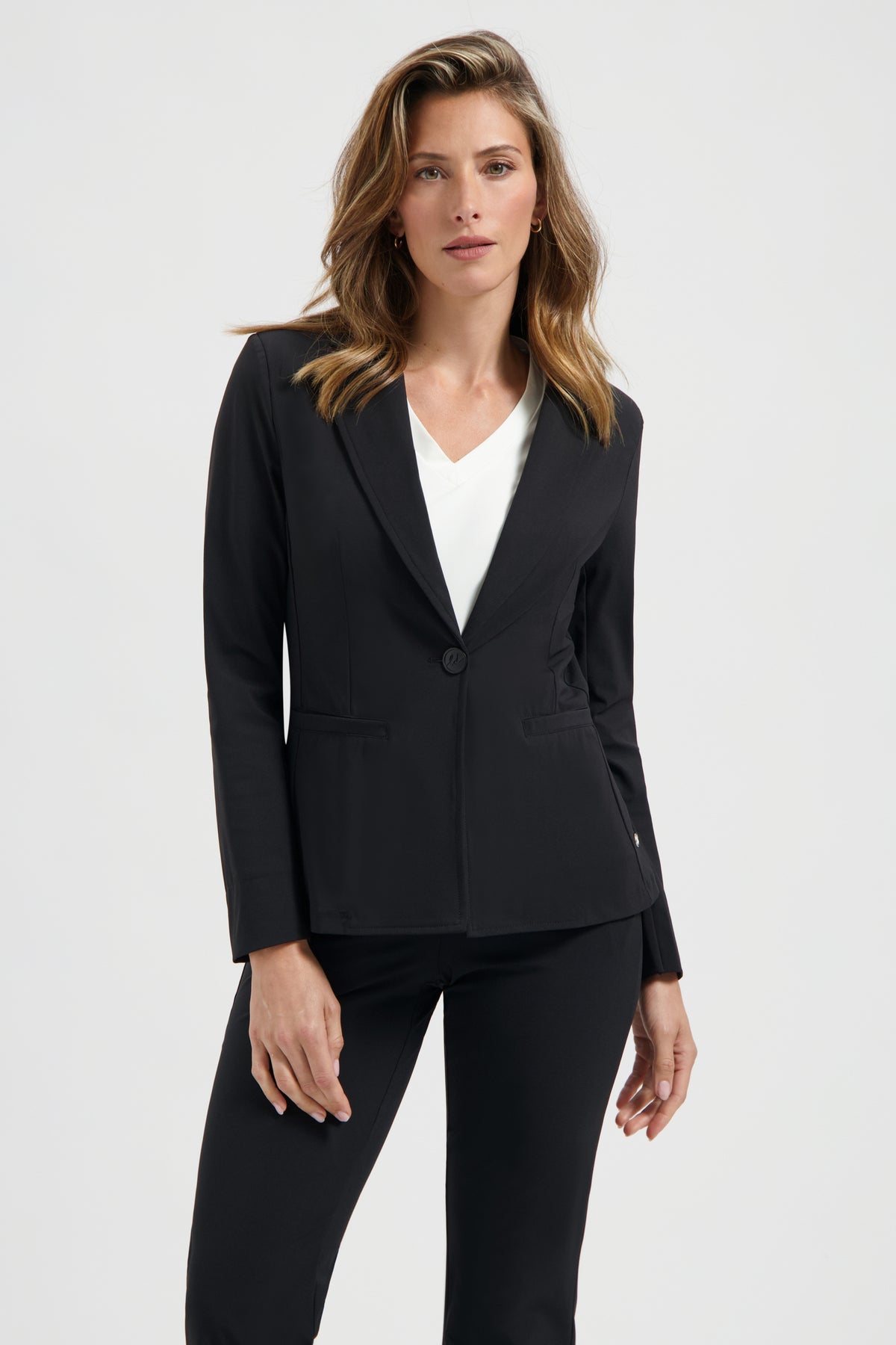 Lady Day travel blazer Billy in zwart, getailleerde pasvorm en stijlvolle uitstraling, zichtbaar op de foto.