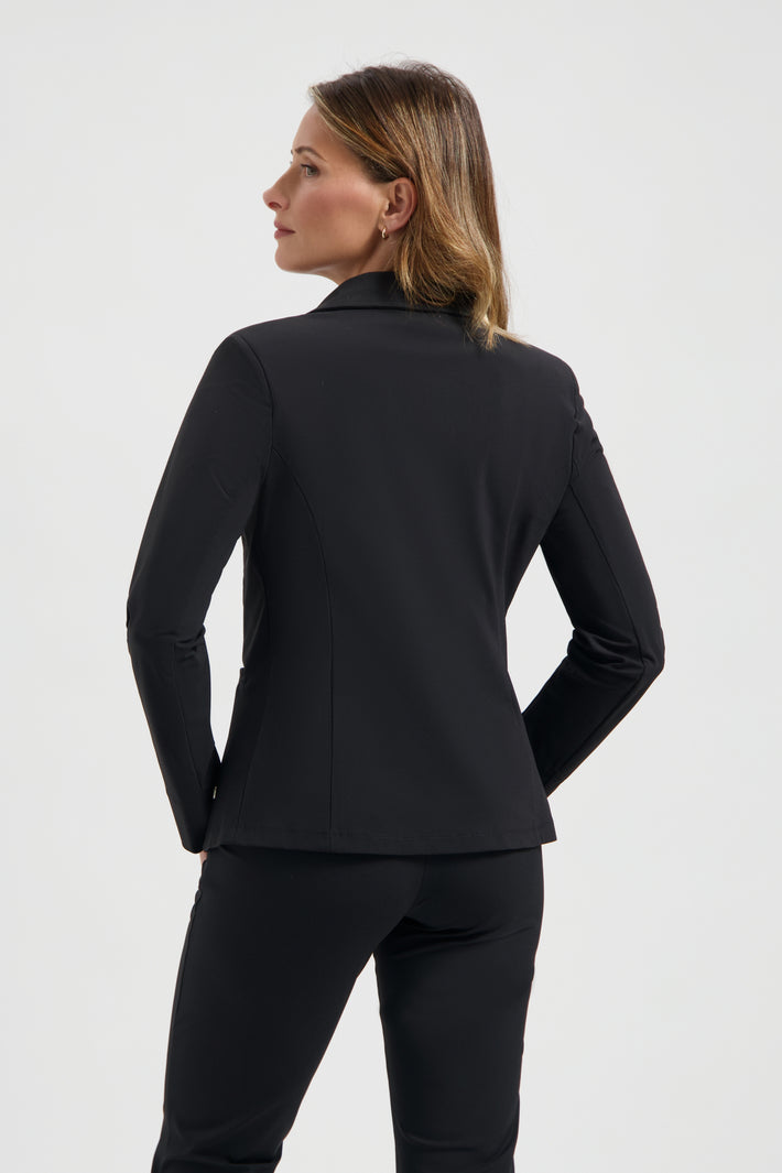 Lady Day Travel Blazer Billy zwart, elegante damesblazer met betaalbare pasvorm, zichtbaar op de afbeelding.