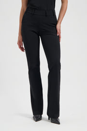 Zwarte Lady Day travel broek Poppy L12-475-0033, comfortabele pasvorm, getoond in een nette pose op een witte achtergrond.