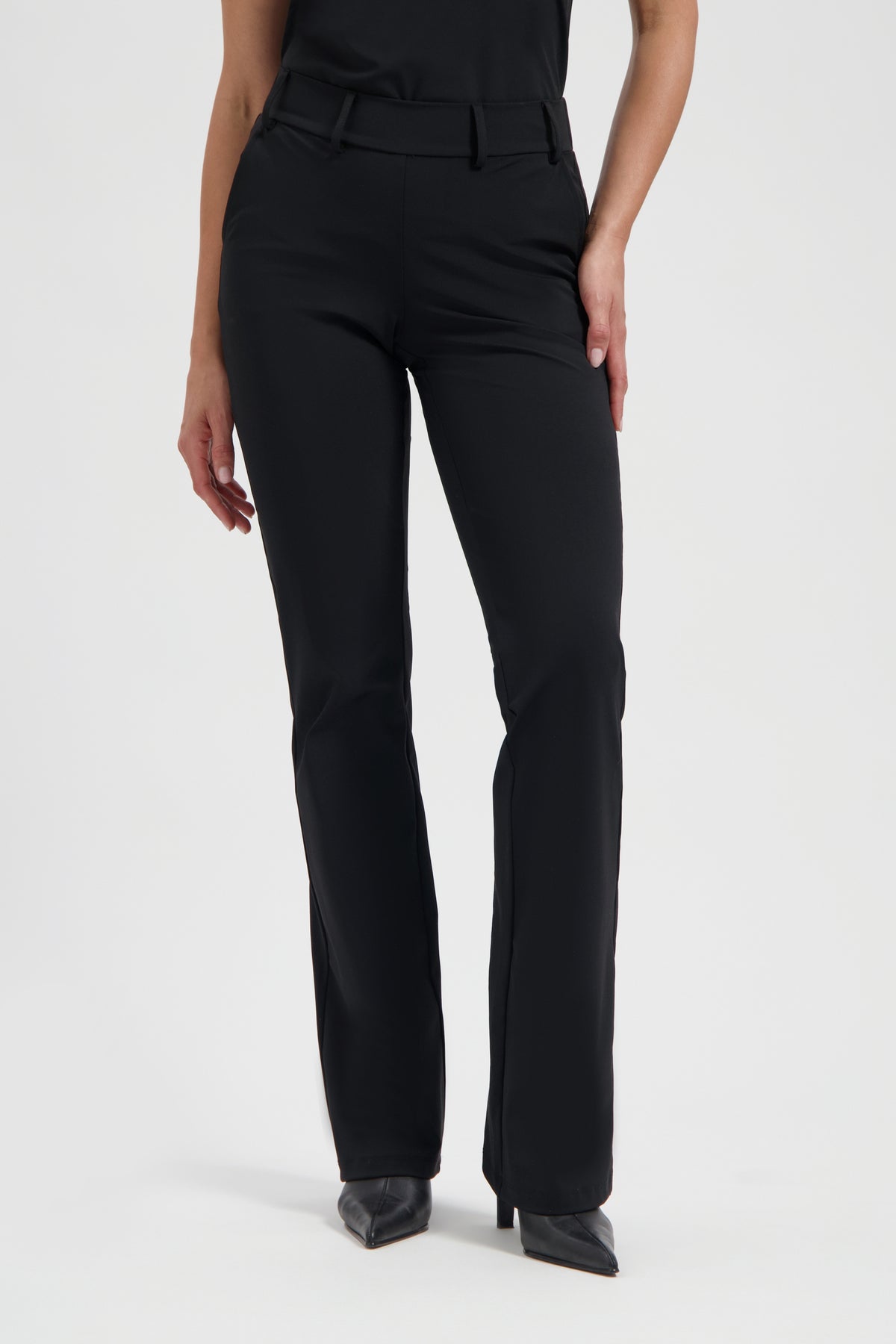 Zwarte Lady Day travel broek Poppy L12-475-0033, comfortabele pasvorm, getoond in een nette pose op een witte achtergrond.