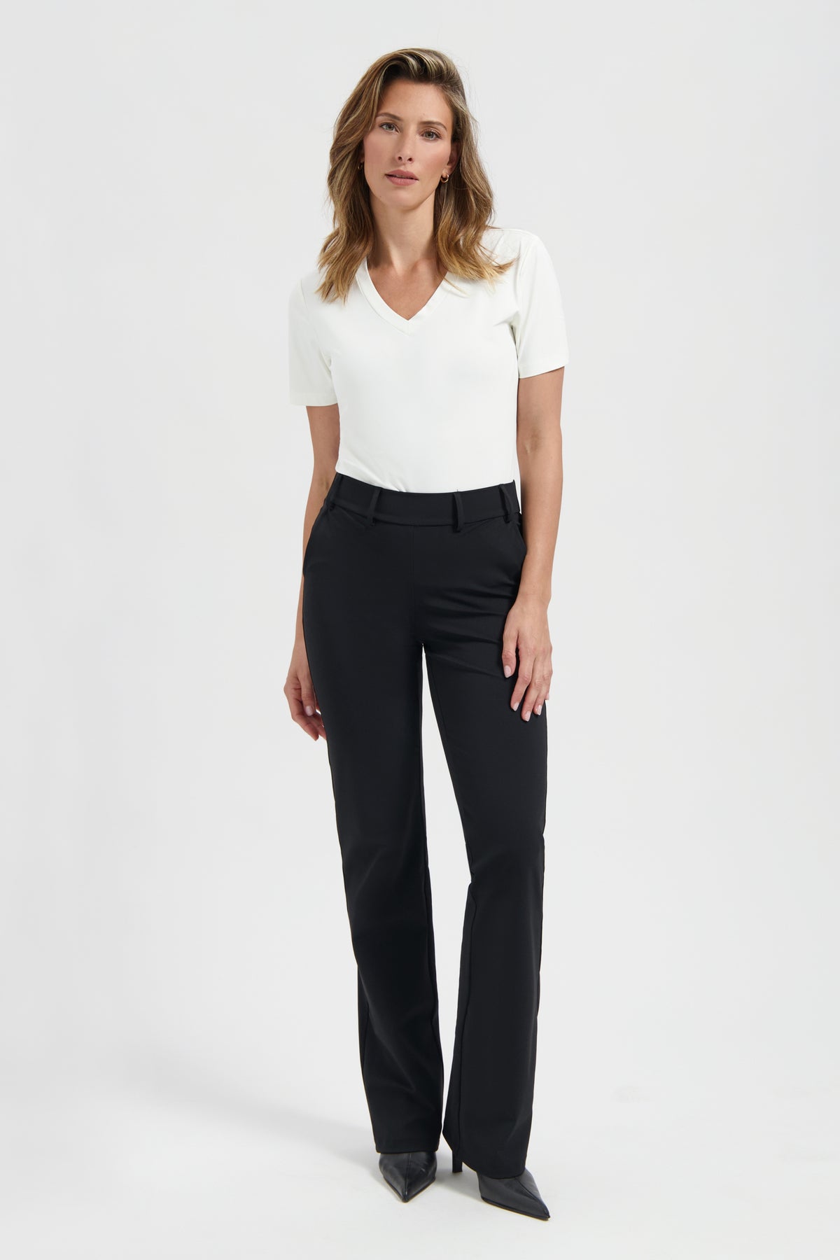 Zwarte Lady Day travel broek Poppy L12-475-0033, casual pasvorm, met zakken, gedragen door een model.