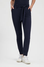 Lady Day reisbroek Tokyo blauw met elastische taille en comfortabele pasvorm, ideaal voor reizen en casual dragen.