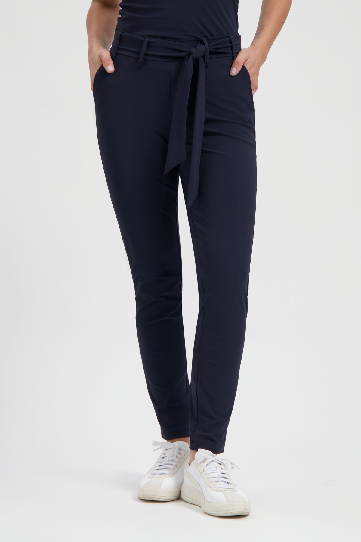 Lady Day reisbroek Tokyo blauw met elastische taille en comfortabele pasvorm, ideaal voor reizen en casual dragen.