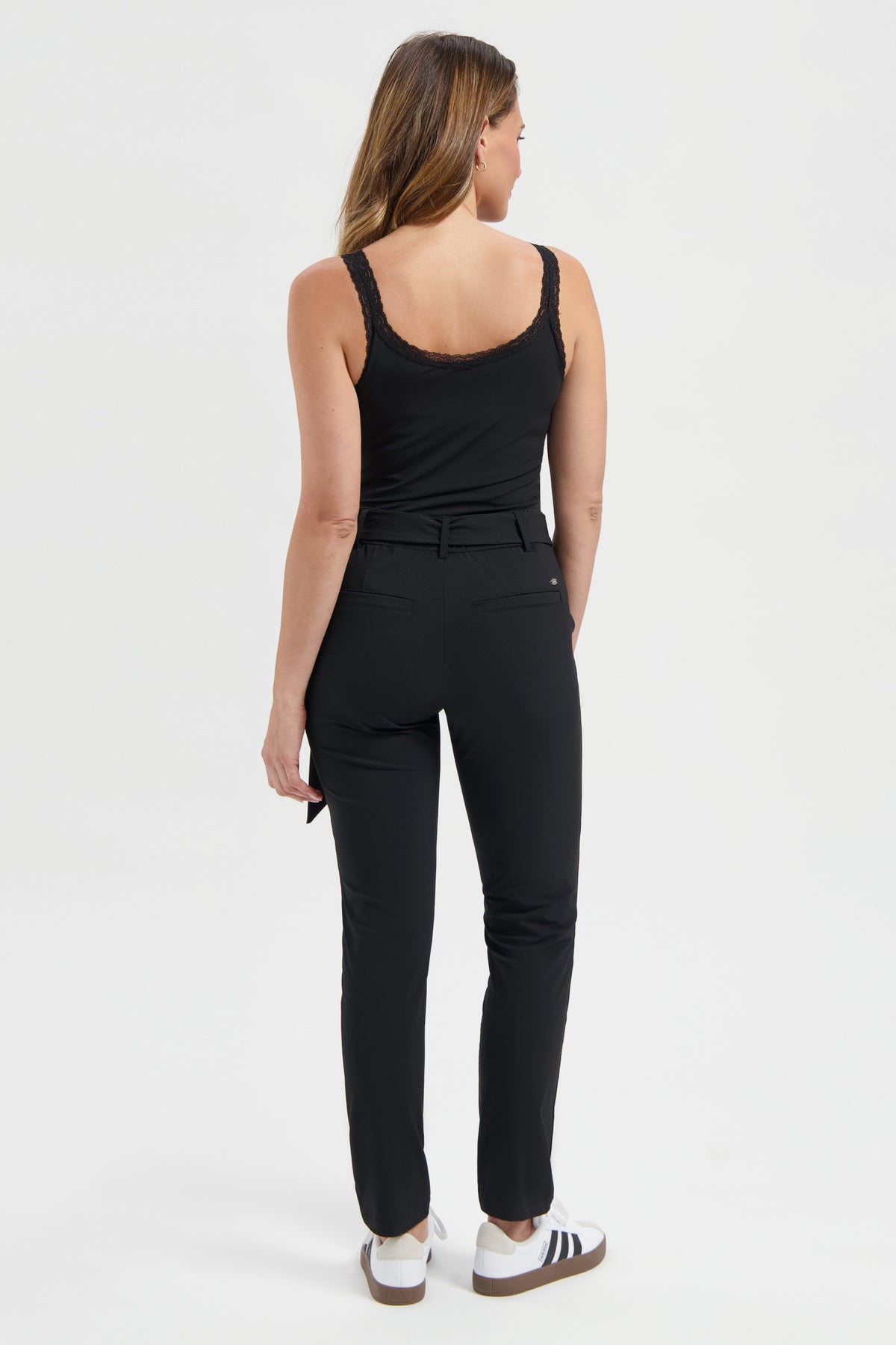 Zwarte lace travel top van Lady Day, getailleerd met delicate kantdetails, geschikt voor comfortabele reis- of lounge-outfits