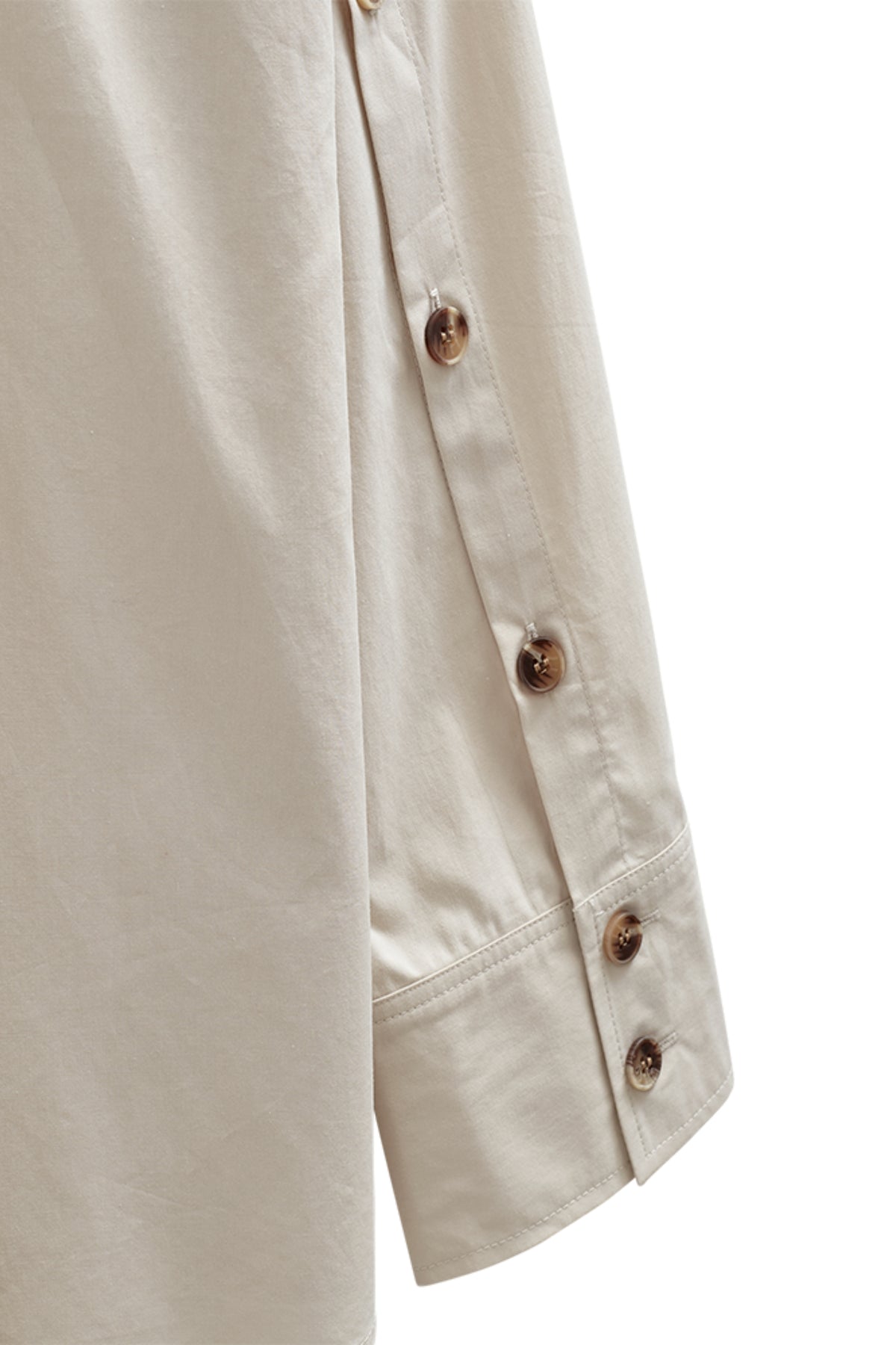 Blouse Fqerica Moonbeam van Freequent, lichtgewicht met bloemendessin, gedragen door een model, close-up van de stof en details