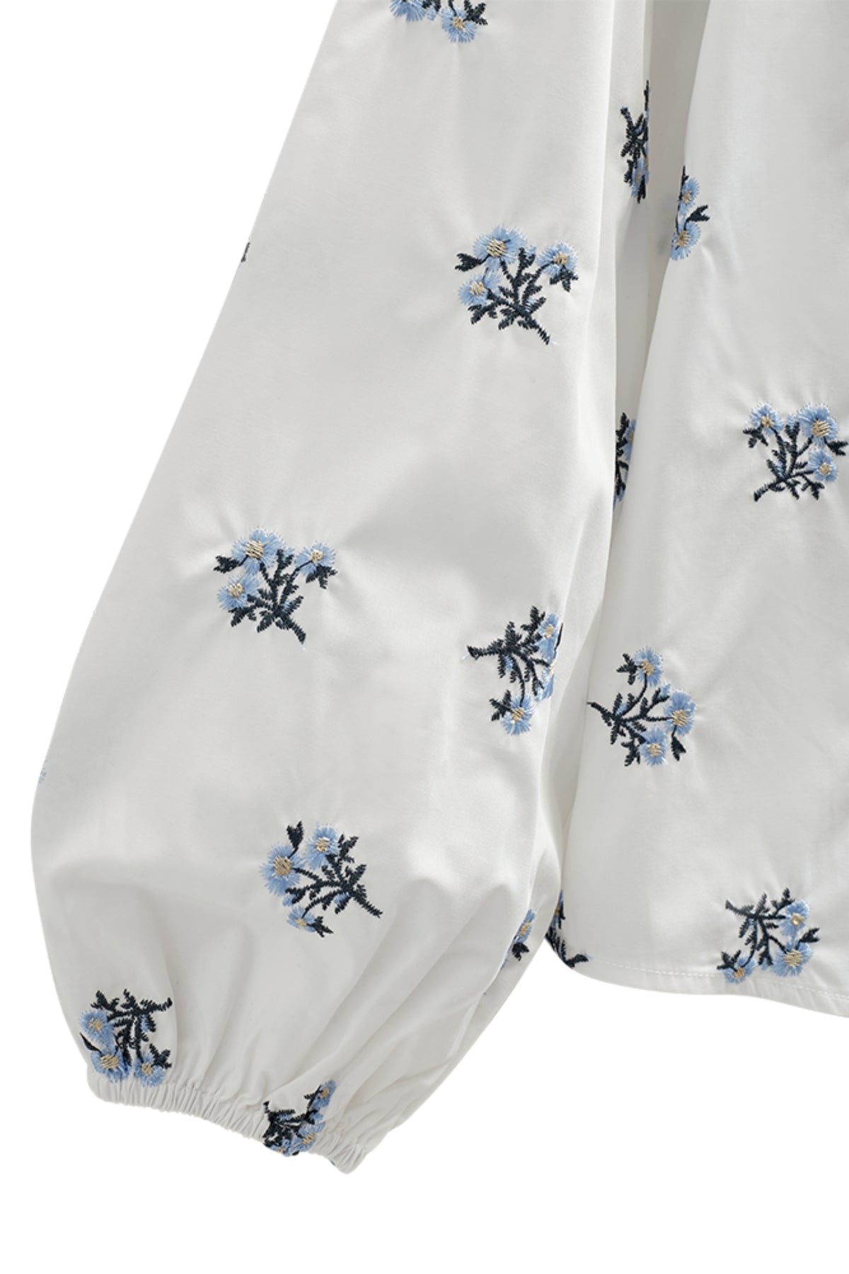 Offwhite blouse Fqleila Star van Freequent met Vista Blue details, zichtbaar met lange mouwen en stijlvolle pasvorm.