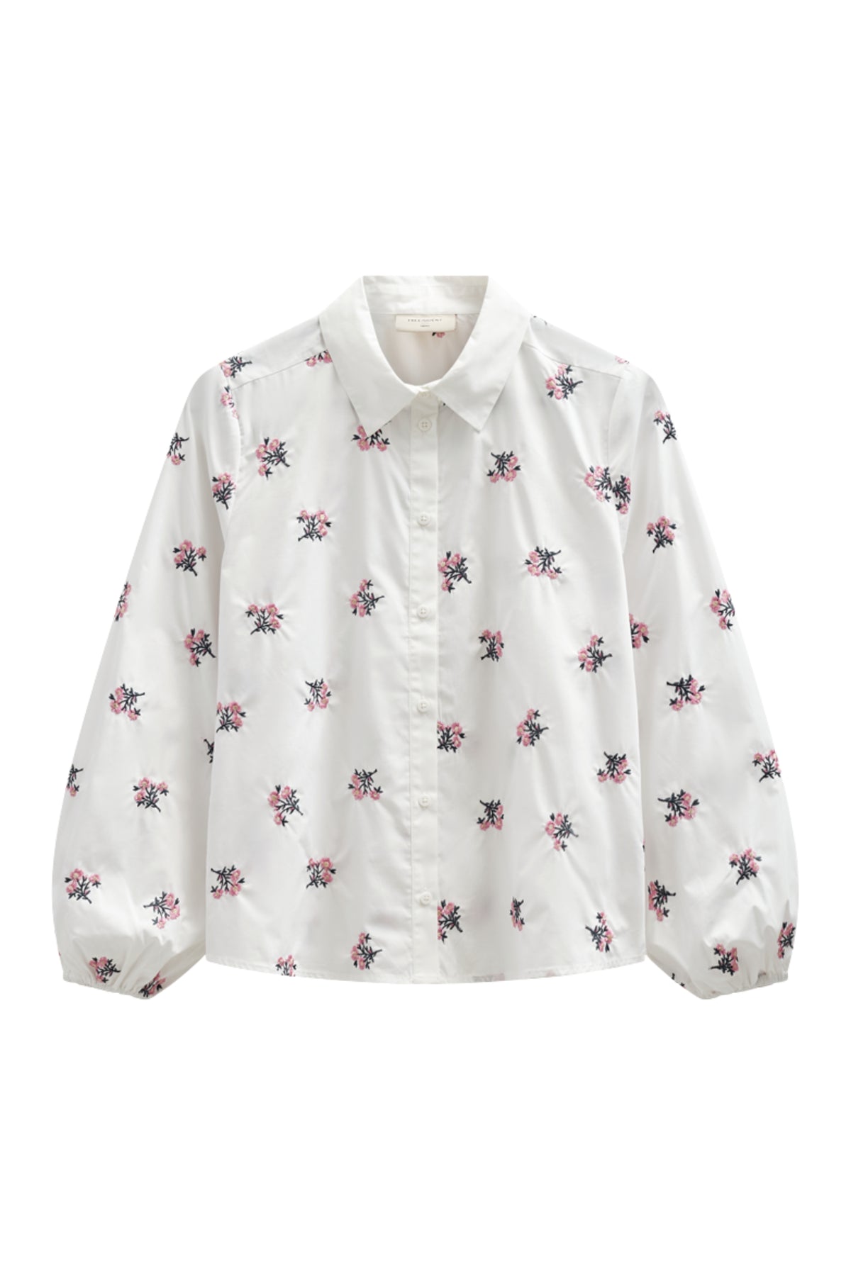 Offwhite blouse Fqleila Star van Freequent met bloemenprint en offwhite kleur, gedragen door een model.