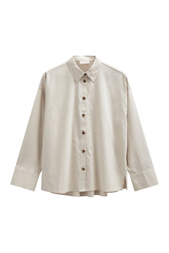 Zwarte blouse Fqerica Moonbeam van Freequent met lange mouwen en ronde hals, gedragen door een model op de foto.