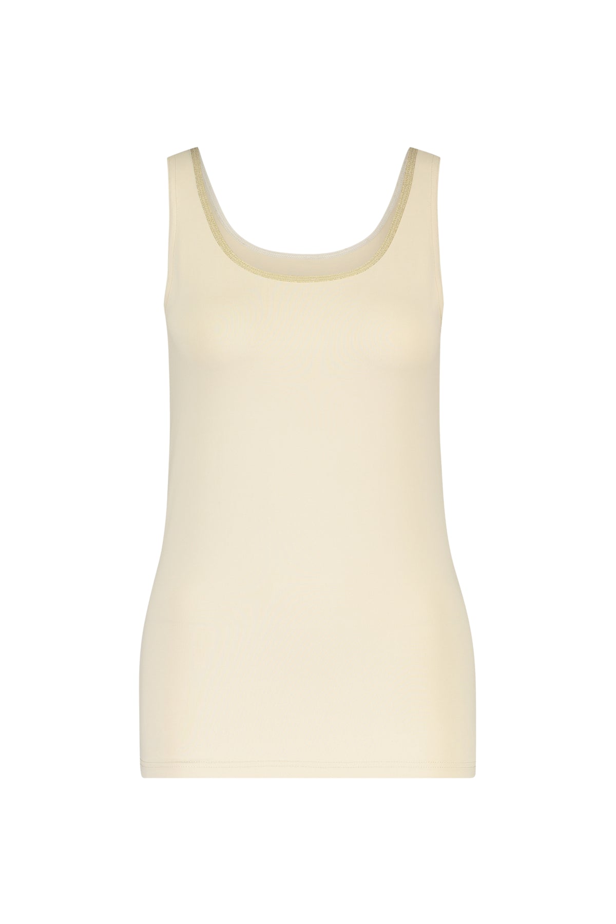 Goudkleurig Nukus Singlet Juba Sand NKS06001 met dunne bandjes en comfortabele pasvorm, gedragen door model.