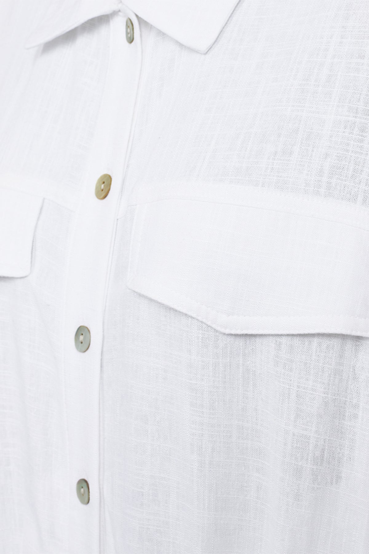 Witte Freequent Fqlarin jas met stijlvolle pasvorm en ritsdetails, gedragen door een model op een neutrale achtergrond.