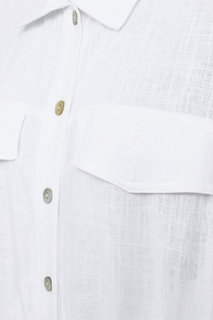 Witte Freequent Fqlarin jas met stijlvolle pasvorm en ritsdetails, gedragen door een model op een neutrale achtergrond.