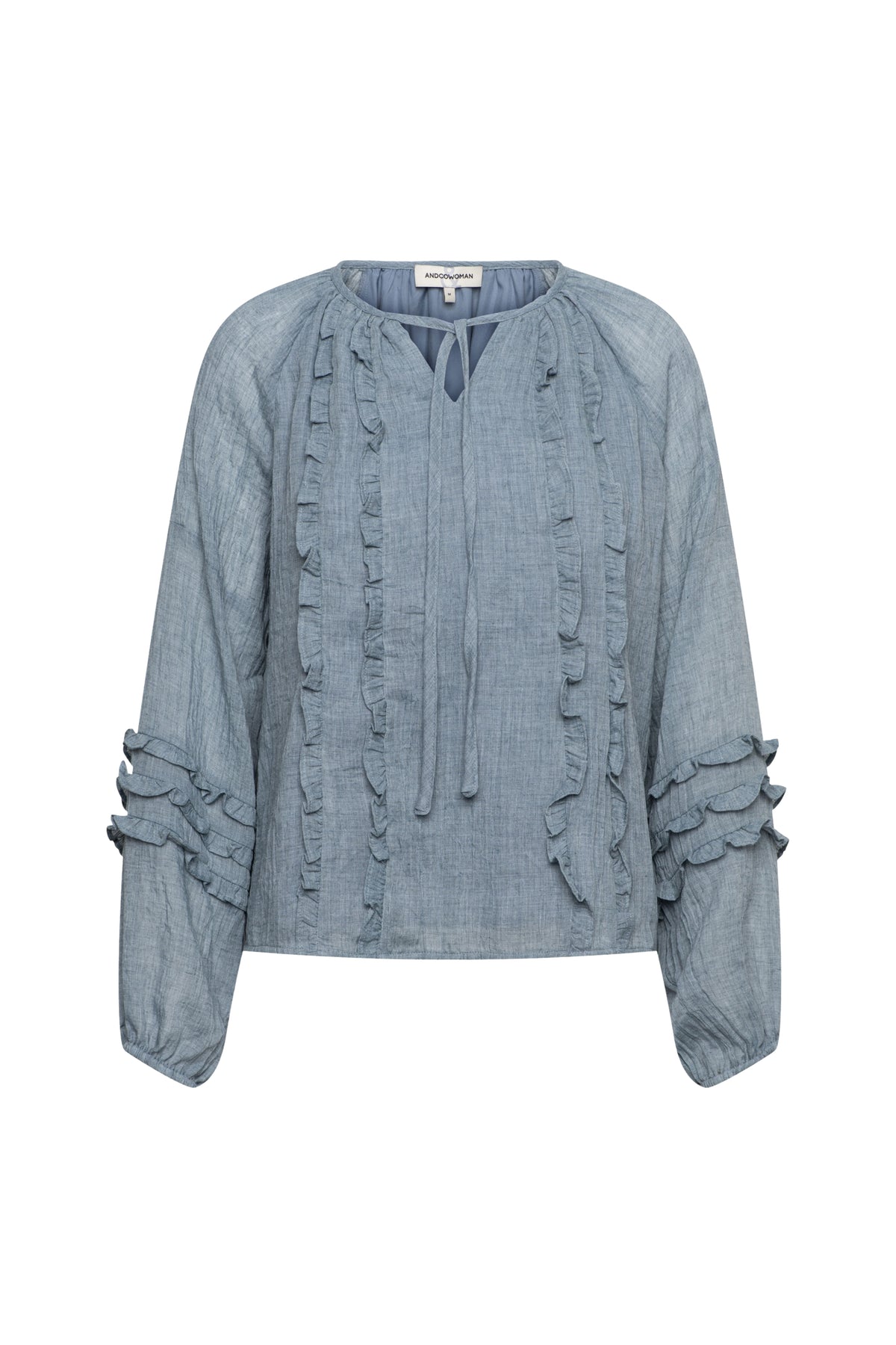 Donkere blauwe blouse Willeke van &Co woman, lichtgewicht stof, met kraag en knoopsluiting, gedragen door een model.