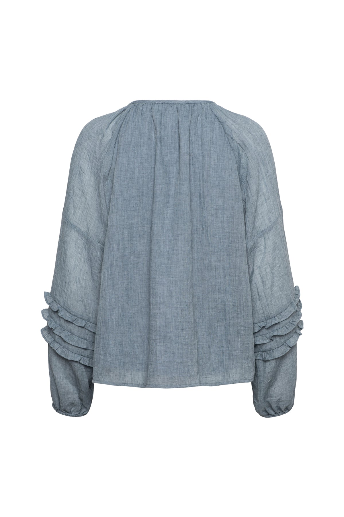 Donkere blauwe blouse Willeke van &Co woman, met elegante pasvorm en knopdetails, gedragen door model.