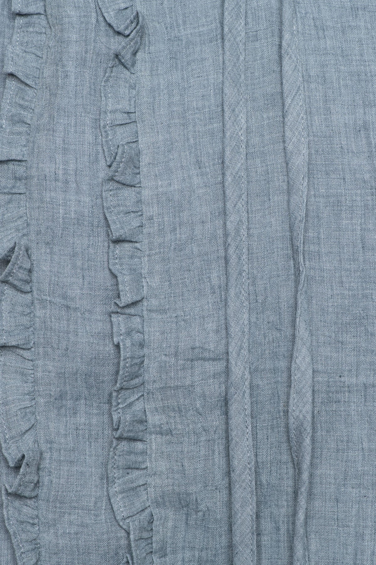 Donkere blauwe blouse Willeke van &Co woman, met lange mouwen en knoopsluiting, hangend aan een kapstok.
