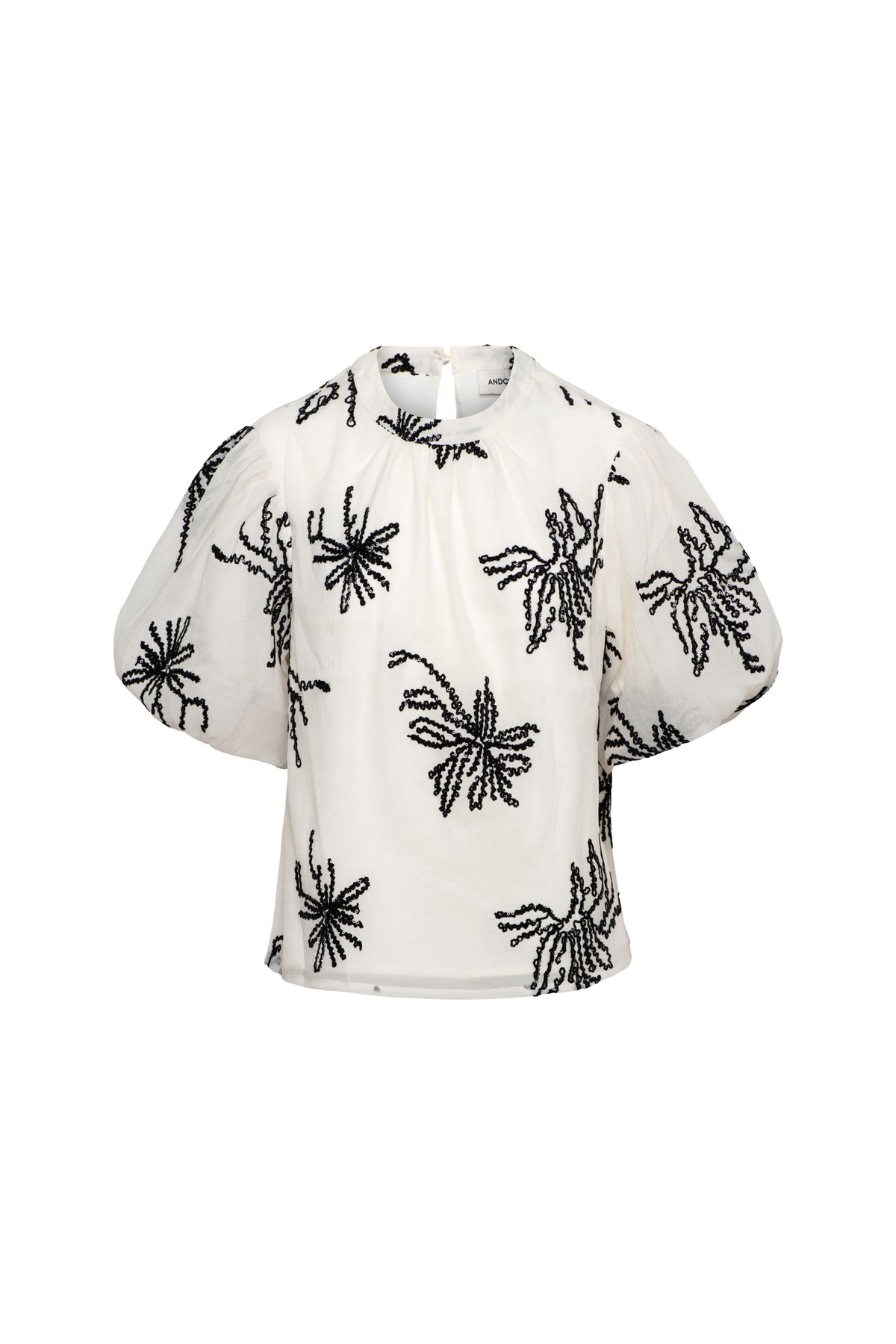 Beige Wyanne blouse van &Co woman, met losse pasvorm en elegante mouwen, gedragen door een model, close-up van de stof.