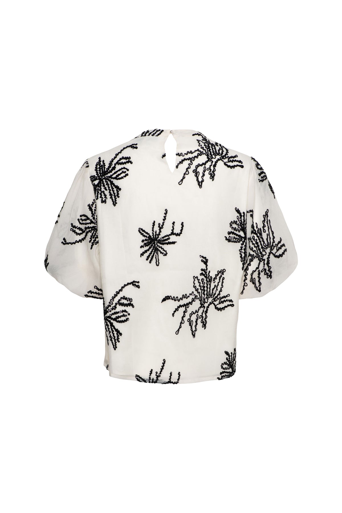 Beige blouse Wyanne van &Co woman met ronde hals en lange mouwen, gedragen door model op website.