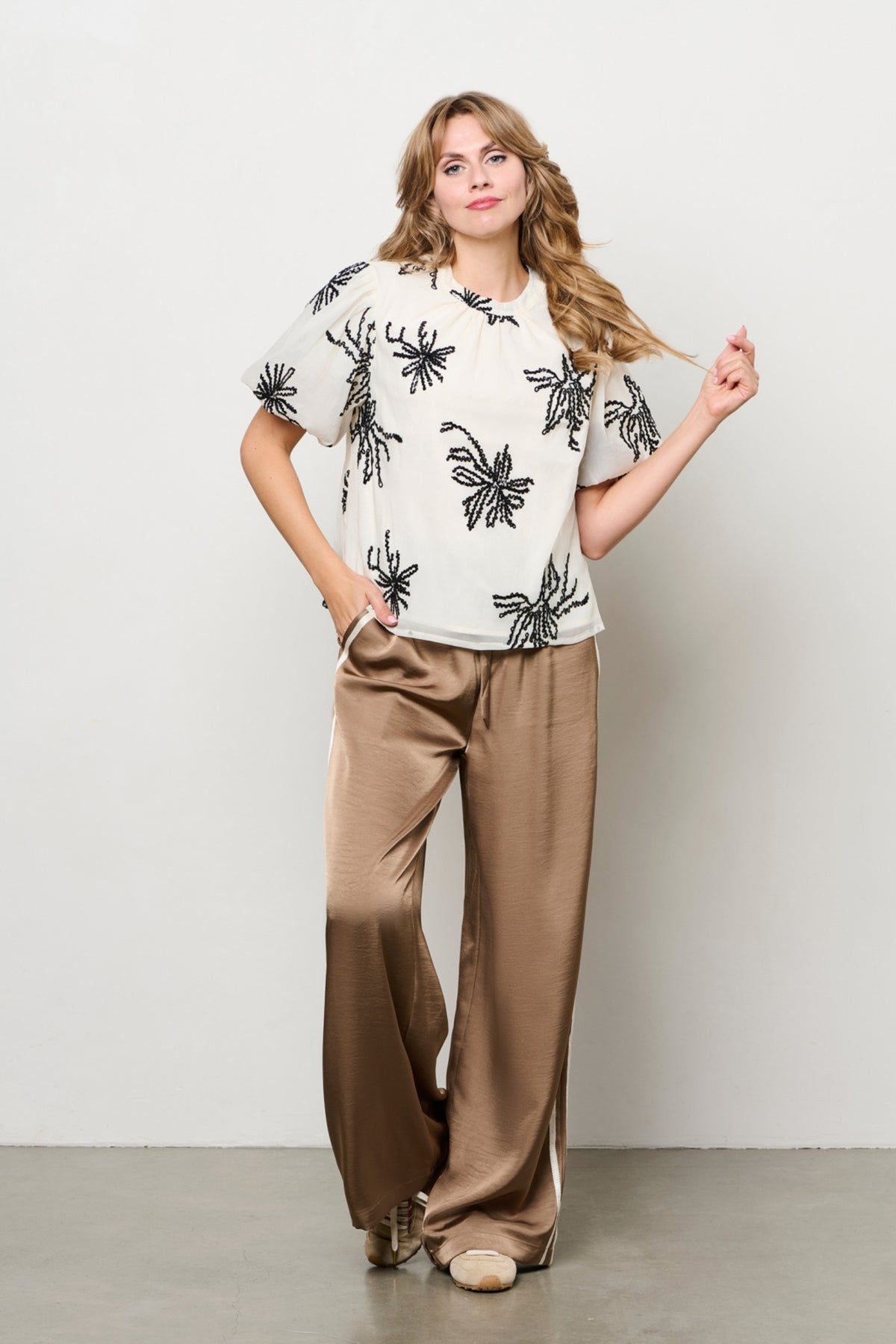 Beige blouse Wyanne BL425 van &Co woman, getailleerd model met lange mouwen en ronde hals, zichtbaar op de afbeelding.
