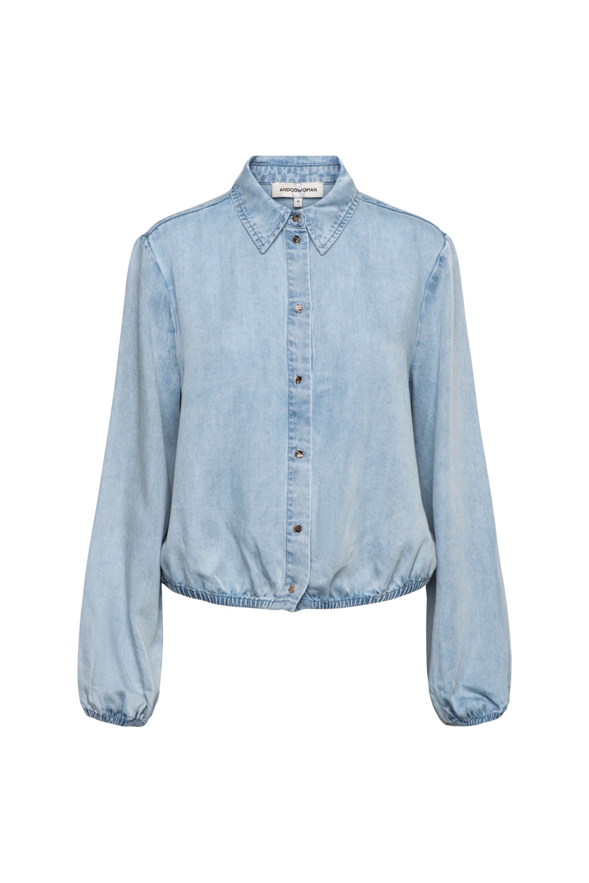 Lichte denim blouse Juul van &Co woman, zichtbaar met knoopsluiting en lange mouwen, gedragen door een model.