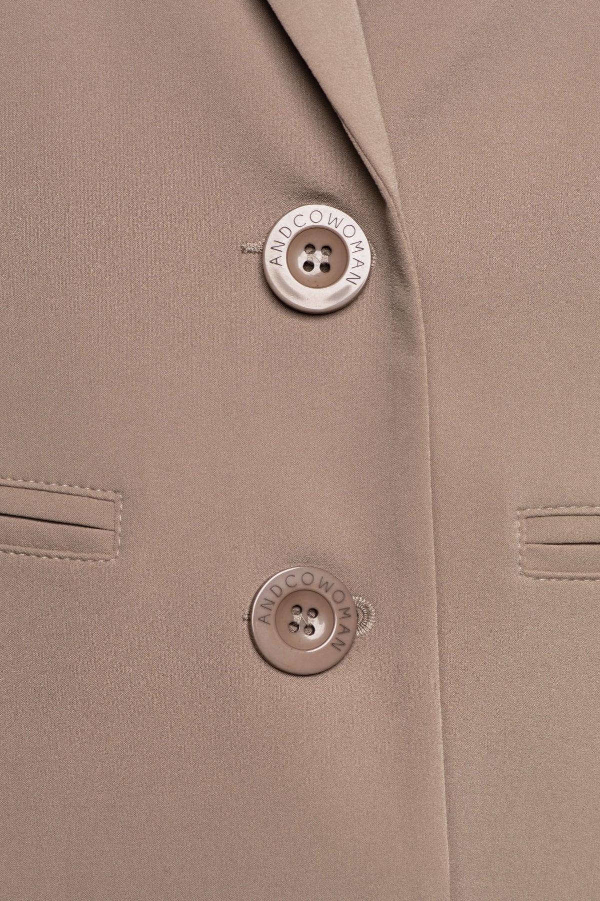 Taupe travel blazer voor vrouwen van &Co woman, model Phileine, getoond op een model, elegante en praktische uitstraling.