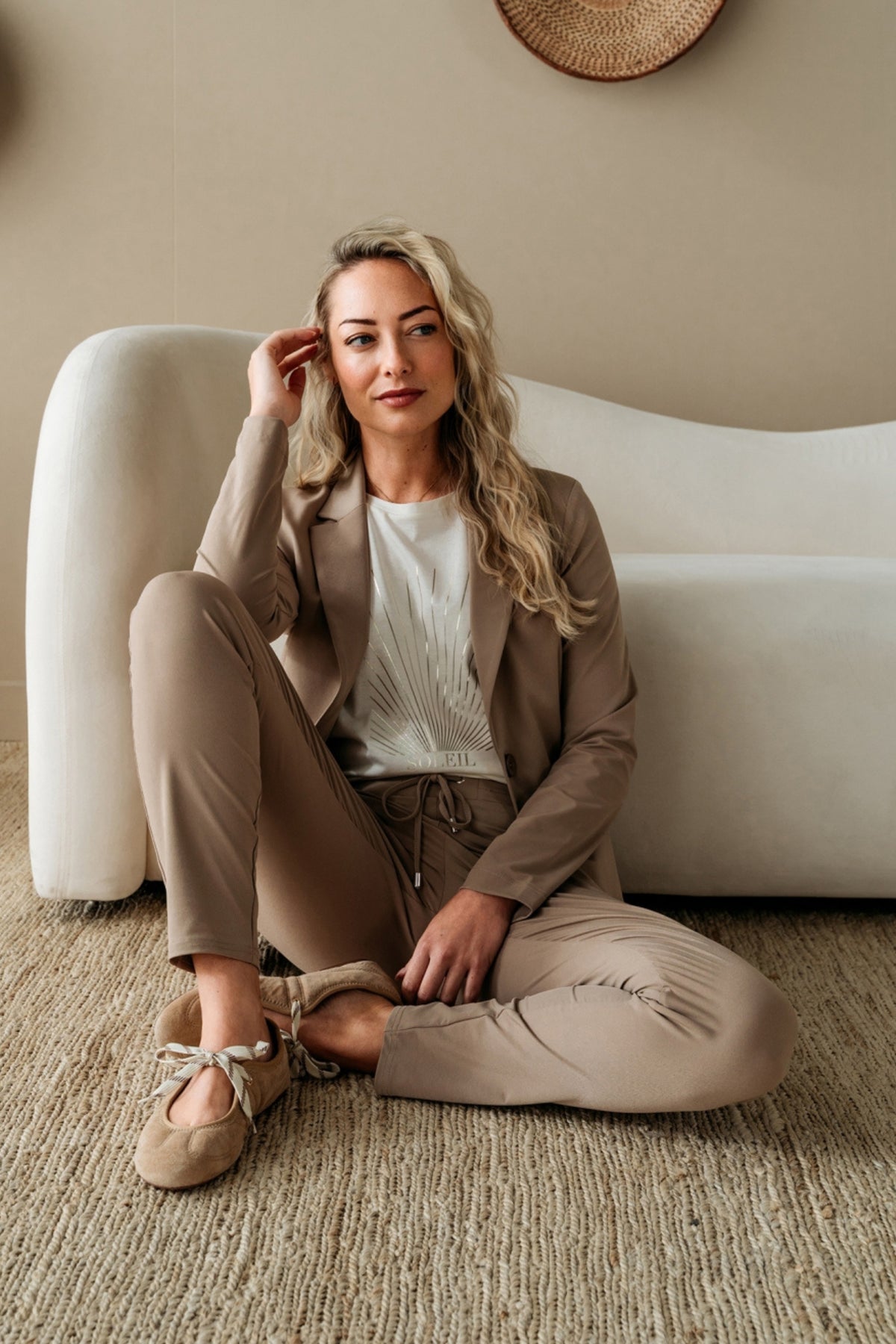 Taupe travel blazer van &Co woman, model Phileine, getoond op een model met een nette, stijlvolle uitstraling.