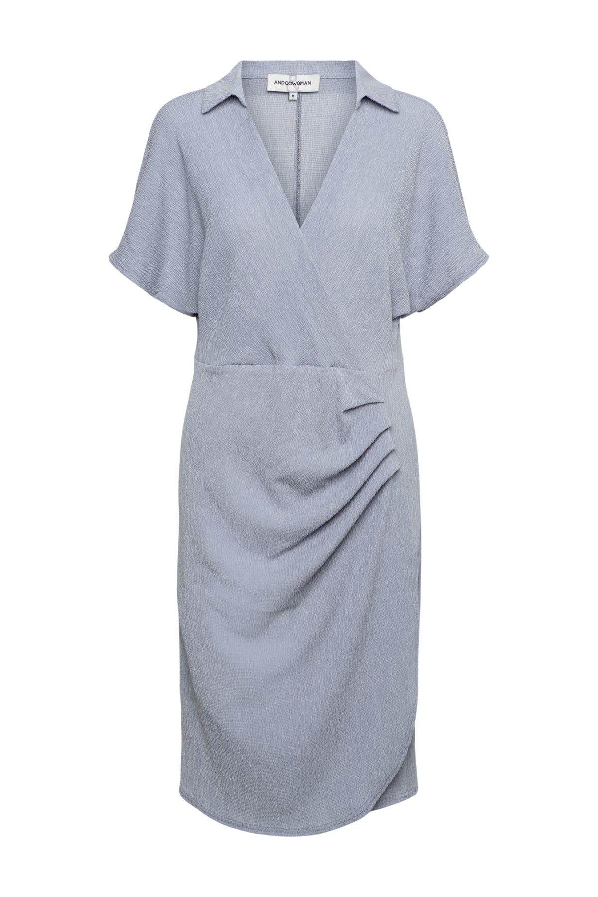 Zwarte Leola Slate jurk van &Co woman met lange mouwen en elegante pasvorm, zichtbaar op model op webshopfoto.