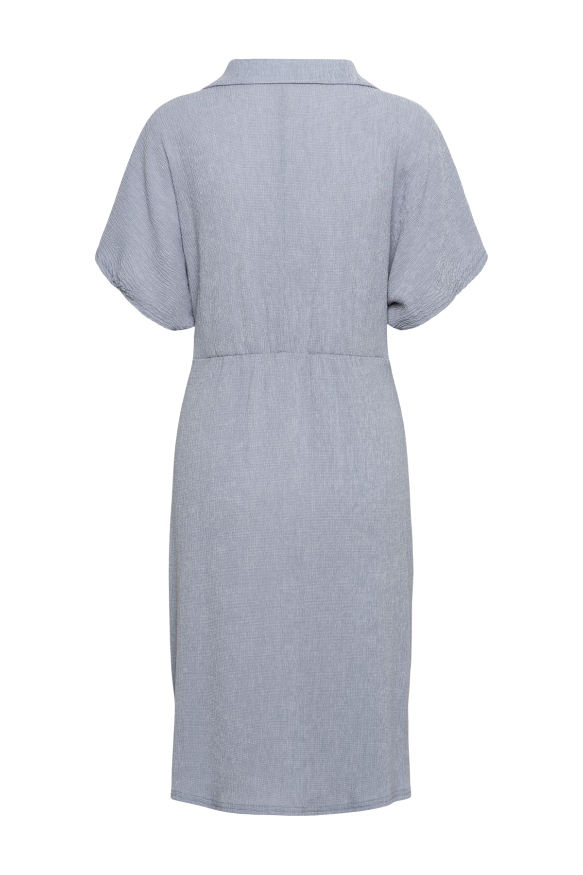 Zwarte Leola Slate jurk van &Co woman, getextureerd en elegant, gedragen door een model, zichtbaar in de afbeelding.