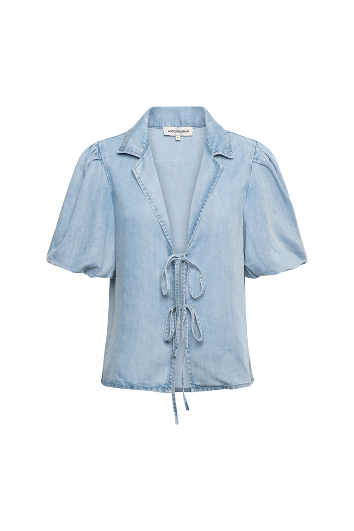 Lichte denim jas Jenny Light Denim van &Co woman, draagbare jas met casual pasvorm en naden details.