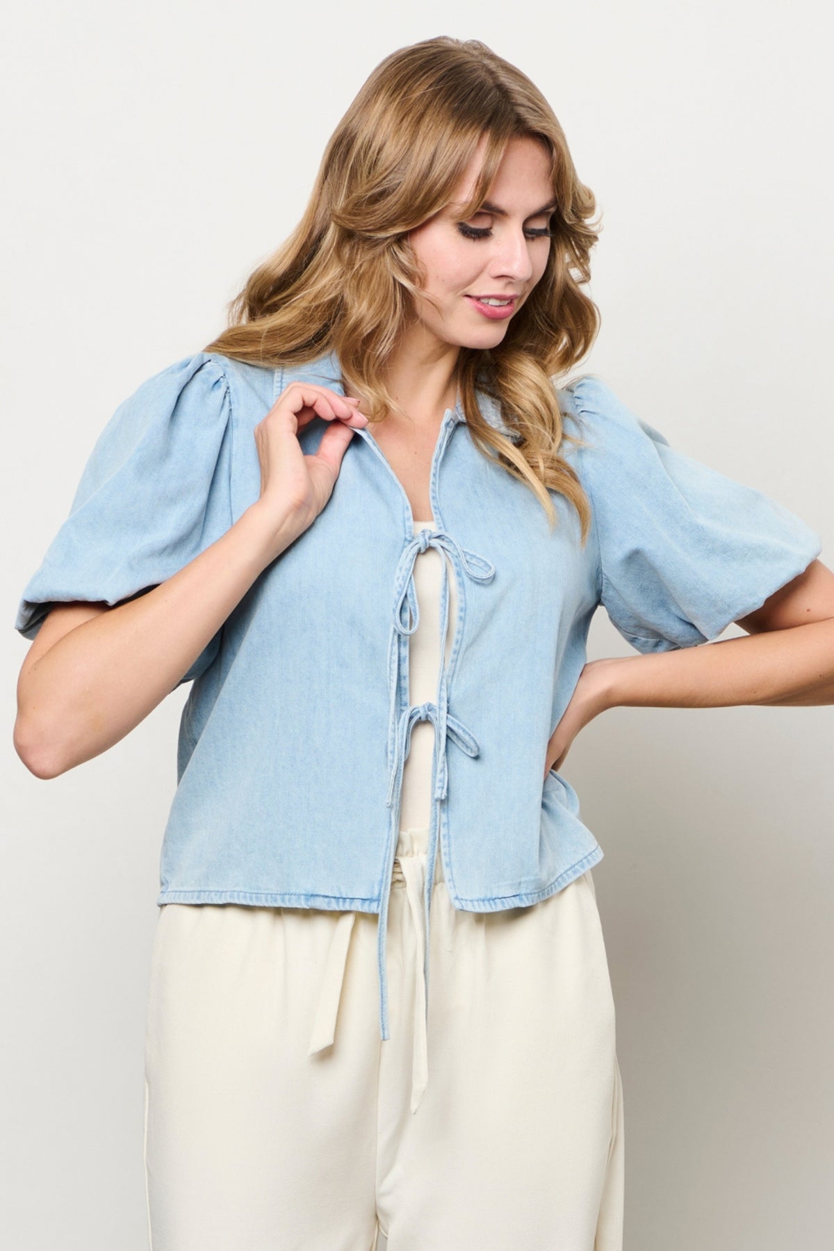 Lichtblauwe denim jas Jenny Light van &Co woman met lange mouwen en knoopsluiting, gedragen door een model.