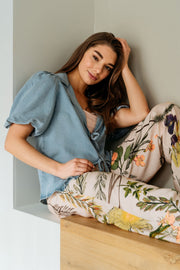 Lichte denim jas Jenny Light Denim van &Co woman, model met knoopsluiting en zakken, gedragen door model.