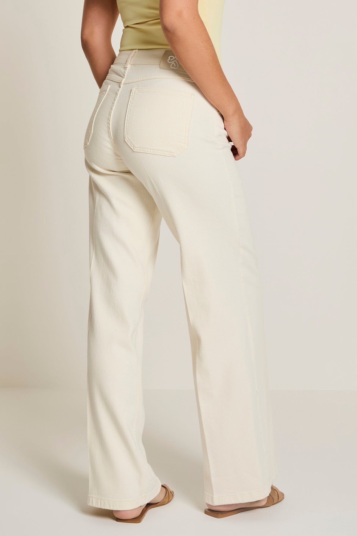 Lichte Mira Natural Cream broek van Para Mi met rechte pasvorm en elastische taille, zichtbaar op de foto.