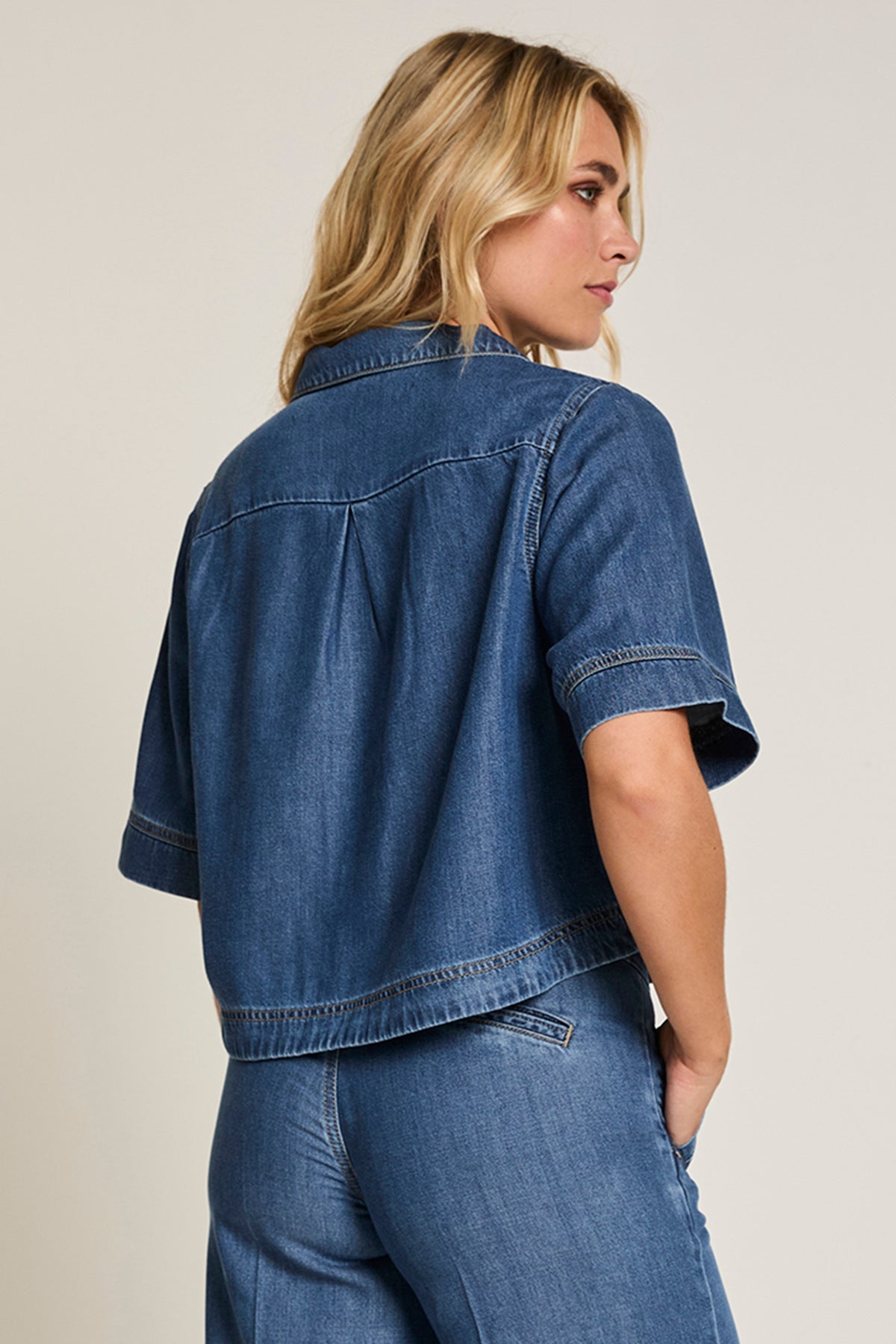 Blouse Belle Lyocell blauw van Para Mi, lichtgewicht en comfortabel, getoond in een moderne pasvorm op een model.