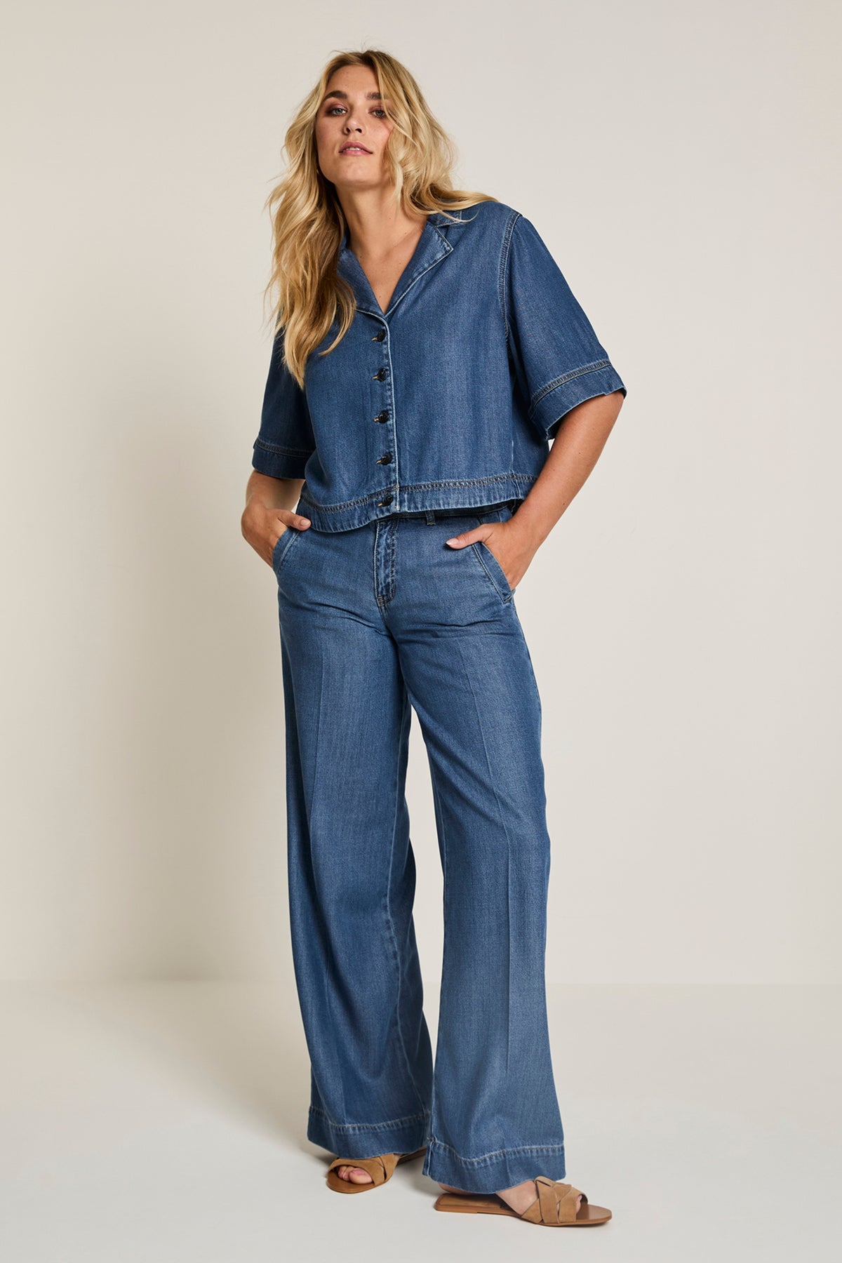 Blouse Belle Lyocell van Para Mi in blauw, lichte en ademende stof met lange mouwen en een elegante pasvorm.