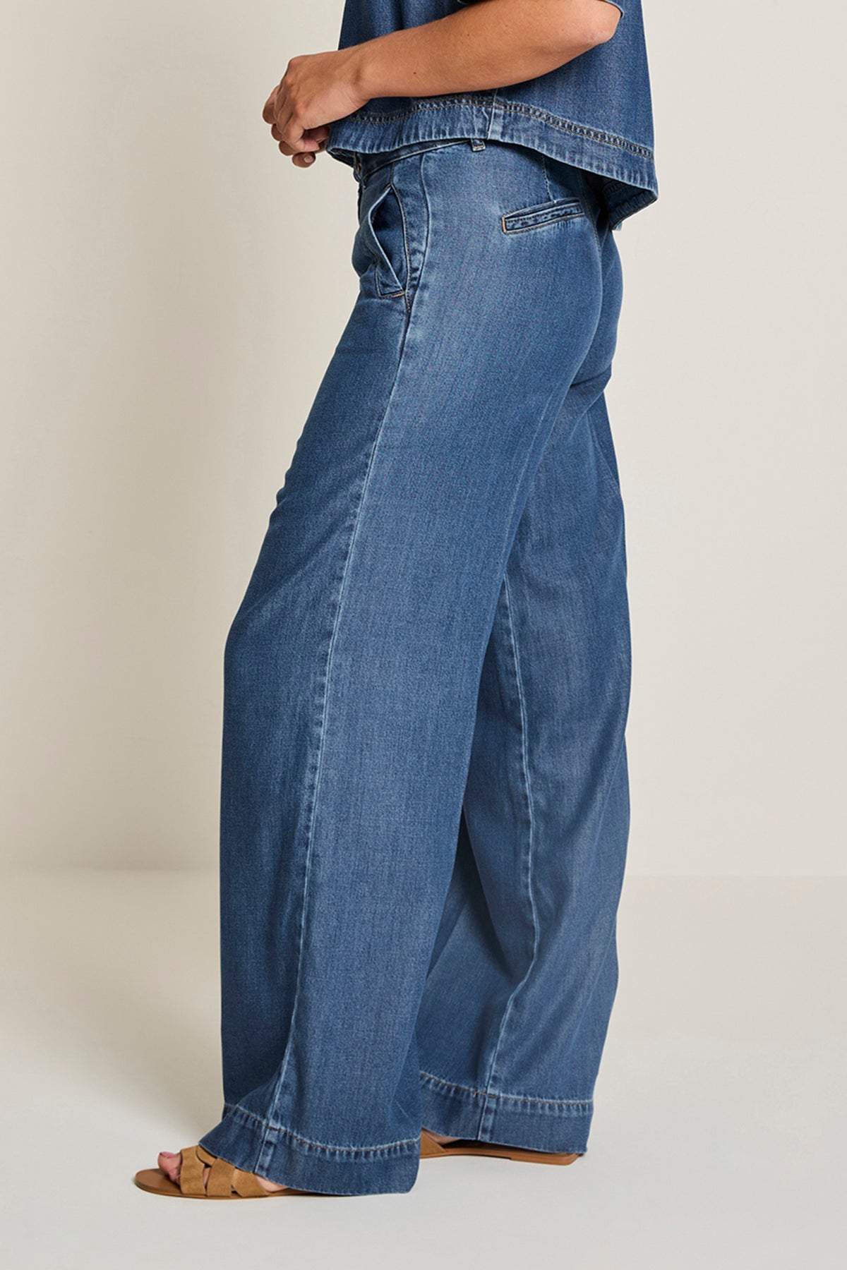 Blauwe Lyocell broek Cloe van Para Mi met rechte snit en elastische taille, gedragen door een model.